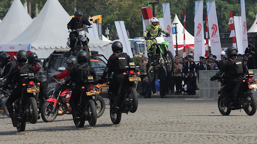 Selain itu ditampilkan juga adegan pengejaran geng motor. (Bloomberg Technoz/Andrean Kristianto)