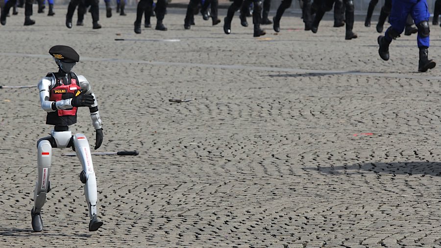 Sejumlah robot Polri juga ikut dalam simulasi yang mencuri perhatian tamu dan peserta yang hadir. (Bloomberg Technoz/Andrean Kristianto)