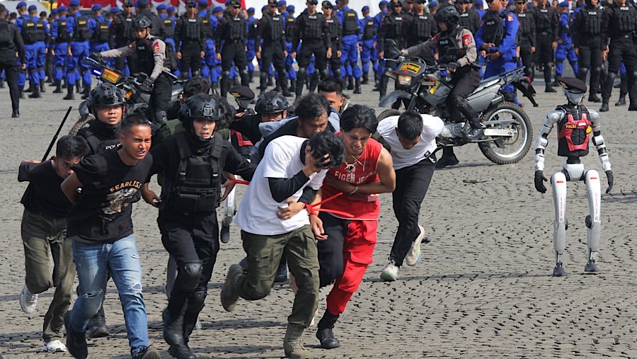 Robot humanoid efektif untuk teknologi pemindaian wajah dan memantau pelanggaran lalu lintas secara elektronik. (Bloomberg Technoz/Andrean Kristianto)