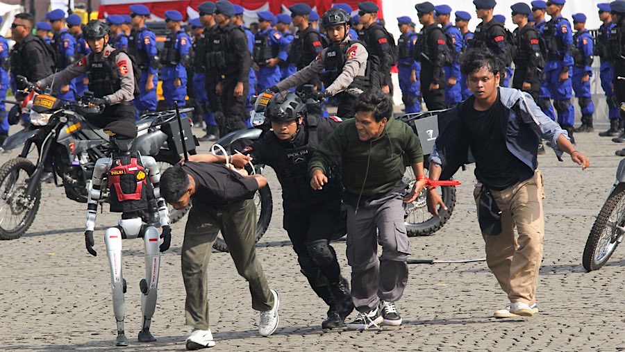 Robot ini dikendalikan oleh personel kepolisian untuk membantu mengenali pelaku kerusuhan. (Bloomberg Technoz/Andrean Kristianto)