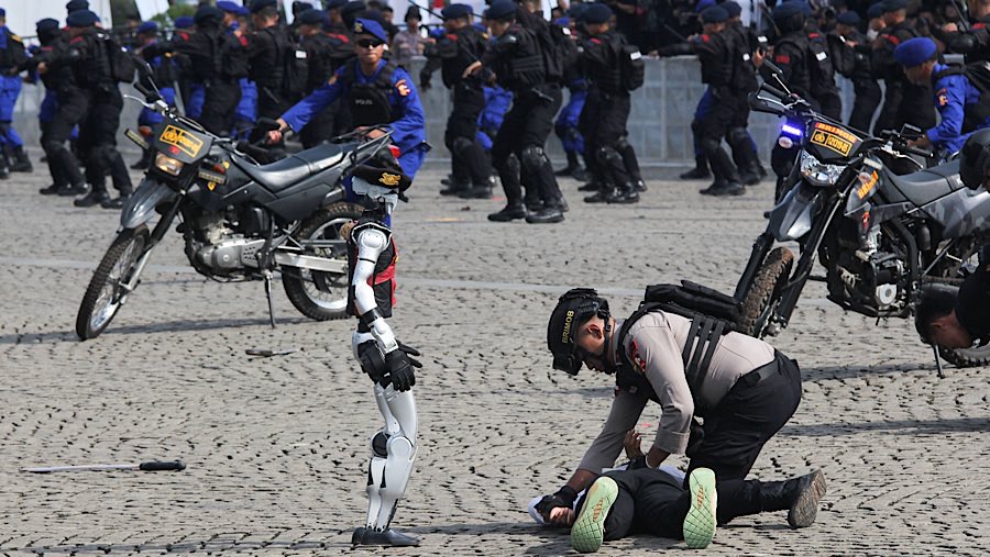 Selain Robot i-K9 turut tanpil dalam simulai robot humanoid yang melakukan penanganan gangguan keamanan. (Bloomberg Technoz/Andrean Kristianto)