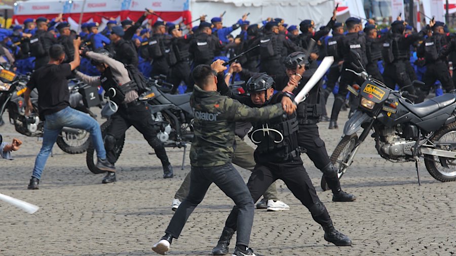 Tim patroli Polri yang menggunakan sepeda motor turut diterjunkan untuk melakukan penindakan dan pengamanan. (Bloomberg Technoz/Andrean Kristianto)