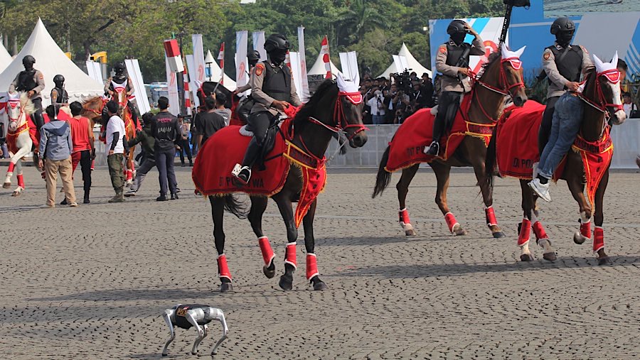 Robot-robot tersebut disebut sebagai Ropi atau Robot Polisi dan menarik perhatian para tamu serta masyarakat. (Bloomberg Technoz/Andrean Kristianto)