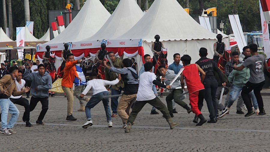 Dalam peringatan tersebut ditampilkan simulasi gangguan kamtibmas seperti aksi tawuran. (Bloomberg Technoz/Andrean Kristianto)