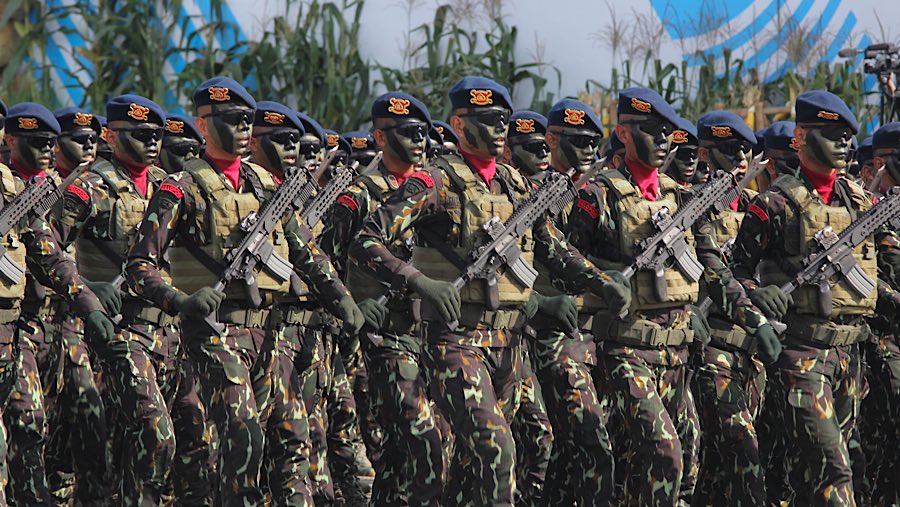 Berbagai satuan kepolisian menampilkan parade defile secara bergiliran. (Bloomberg Technoz/Andrean Kristianto)