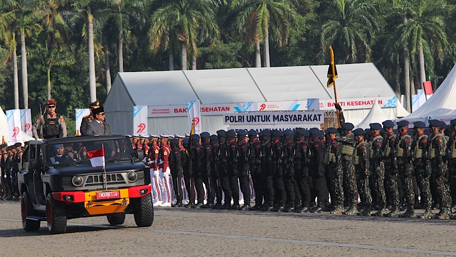 Presiden Prabowo Subianto melakukan pengecekan pasukan saat HUT Bhayangkara di Monas, Selasa (1/7/2025). (Bloomberg Technoz/Andrean Kristianto)