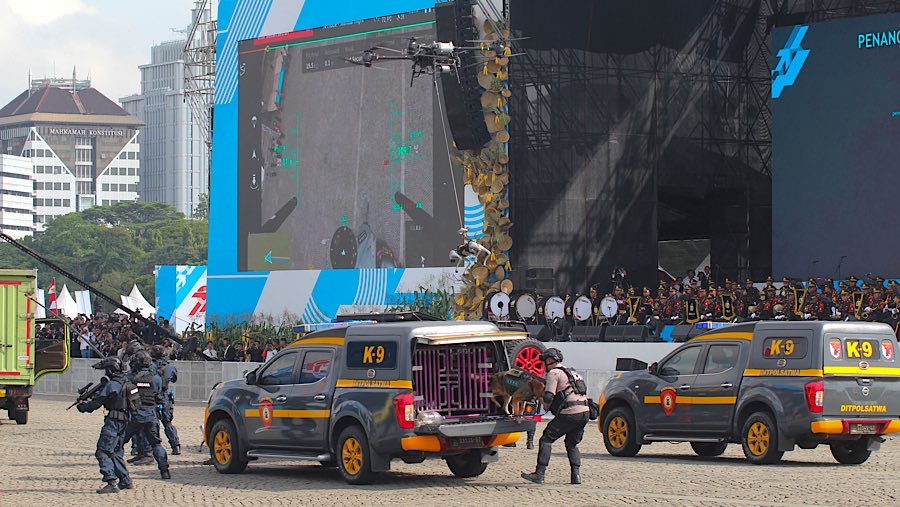 Drone surveillance membawa robot anjing pintar (i-K9) dalam acara HUT ke-79 Bhayangkara di Monas, Selasa (1/7/2025). (Bloomberg Technoz/Andrean Kristi