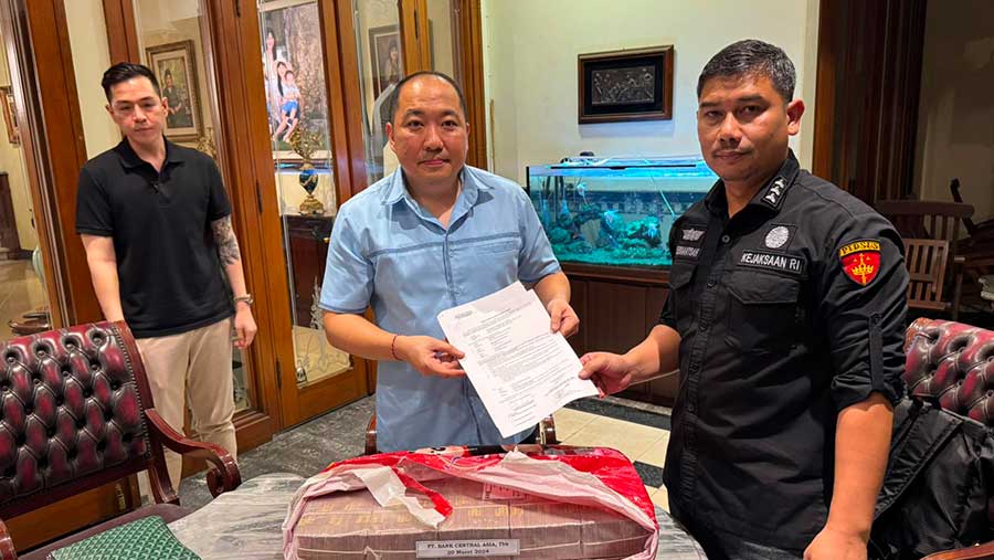 Penyidik Kejaksaan Agung menyita uang tunai Rp2 miliar dari rumah Dirut PT Sritex, Iwan Kurniawan Lukminto di Solo (Dok. Kejagung RI)