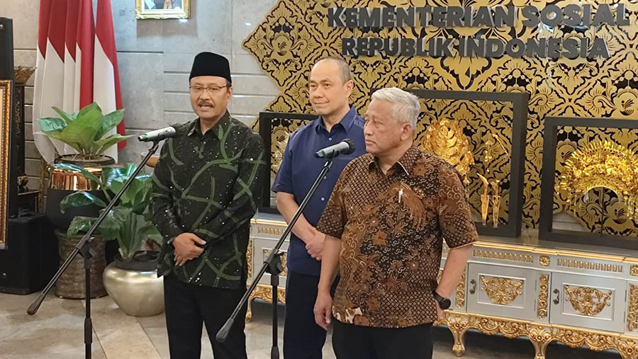 Menteri Sosial Syaifullah Yusuf, Ary Ginanjar, dan Ketua Tim Formatur Sekolah Rakyat M Nuh di Kantor Kemensos (Bloomberg Technoz/Farid Nurhakim)