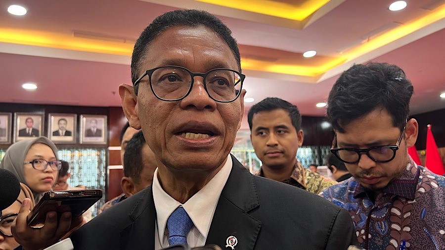 Wamen ESDM Yuliot Tanjung usai konferensi pers sumur minyak masyarakat di Kementerian ESDM, Selasa (1/7/2025). (Bloomberg Technoz/Mis Fransiska Dewi)