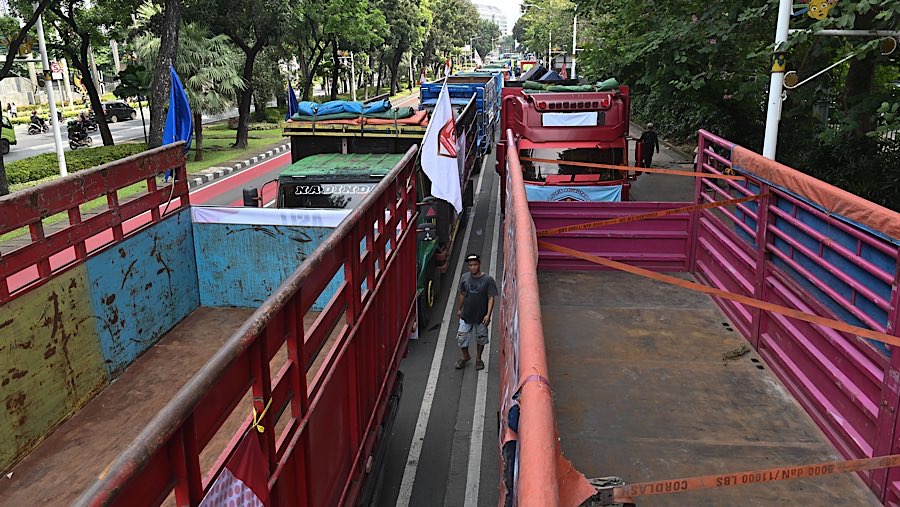 Sopir truk demo mengenai zero over dimensi over loading (ODOL) di Jalan Medan Merdeka Selatan, Rabu (2/7/2025). (Bloomberg Technoz/Andrean Kristianto)