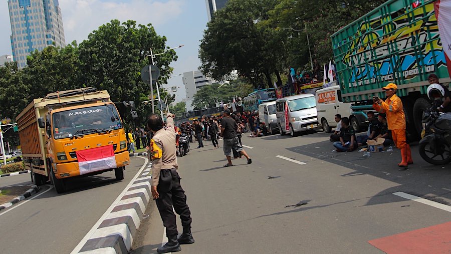 Aksi unjuk rasa ini dimotori Rumah Berdaya Pengemudi Indonesia (RBPI) dan sejumlah asosiasi pengemudi logistik. (Bloomberg Technoz/Andrean Kristianto)