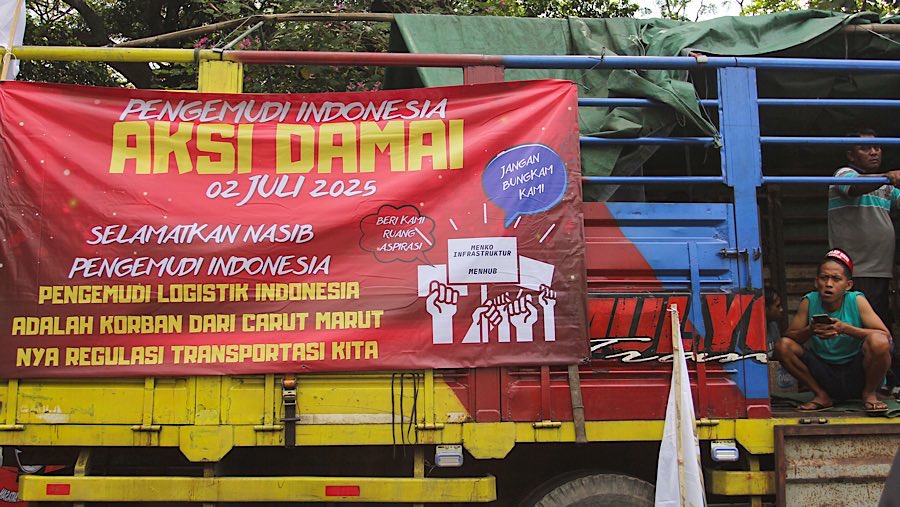 Sejumlah sopir truk dari berbagai daerah melakukan aksi damai menolak RUU ODOL (Bloomberg Technoz/Andrean Kristianto)