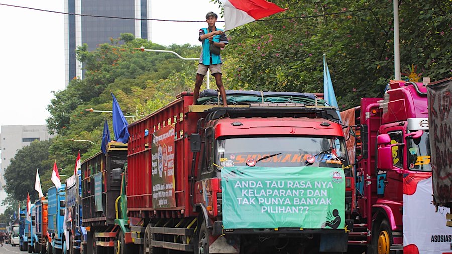 Puluhan truk besar terlihat berjejer di sepanjang Jalan Merdeka Selatan. (Bloomberg Technoz/Andrean Kristianto)