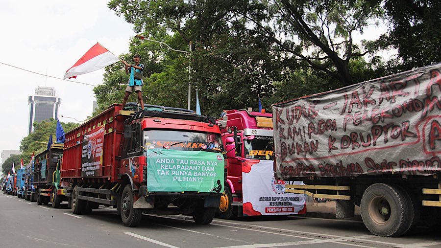 Sopir truk demo mengenai zero over dimensi over loading (ODOL) di Jalan Medan Merdeka Selatan, Rabu (2/7/2025). (Bloomberg Technoz/Andrean Kristianto)