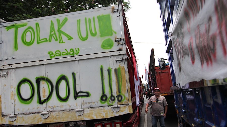 Mereka juga mendesak agar pemerintah dan aparat penegak hukum menyetop aksi-aksi mengkriminalisasi sopir truk. (Bloomberg Technoz/Andrean Kristianto)