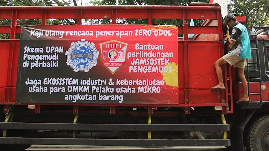 Sopir truk demo mengenai zero over dimensi over loading (ODOL) di Jalan Medan Merdeka Selatan, Rabu (2/7/2025). (Bloomberg Technoz/Andrean Kristianto)