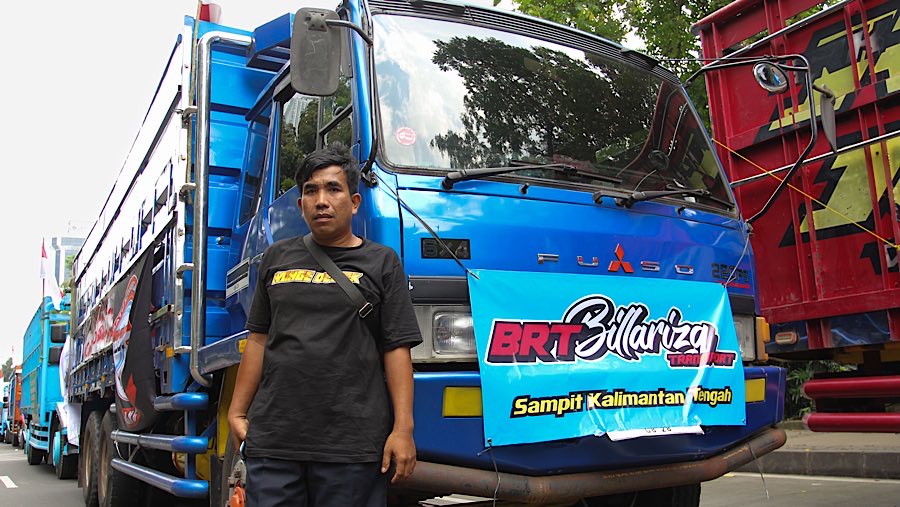 Sopir truk demo mengenai zero over dimensi over loading (ODOL) di Jalan Medan Merdeka Selatan, Rabu (2/7/2025). (Bloomberg Technoz/Andrean Kristianto)
