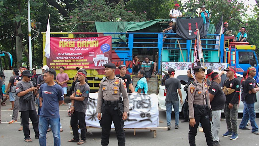 Sopir truk demo mengenai zero over dimensi over loading (ODOL) di Jalan Medan Merdeka Selatan, Rabu (2/7/2025). (Bloomberg Technoz/Andrean Kristianto)