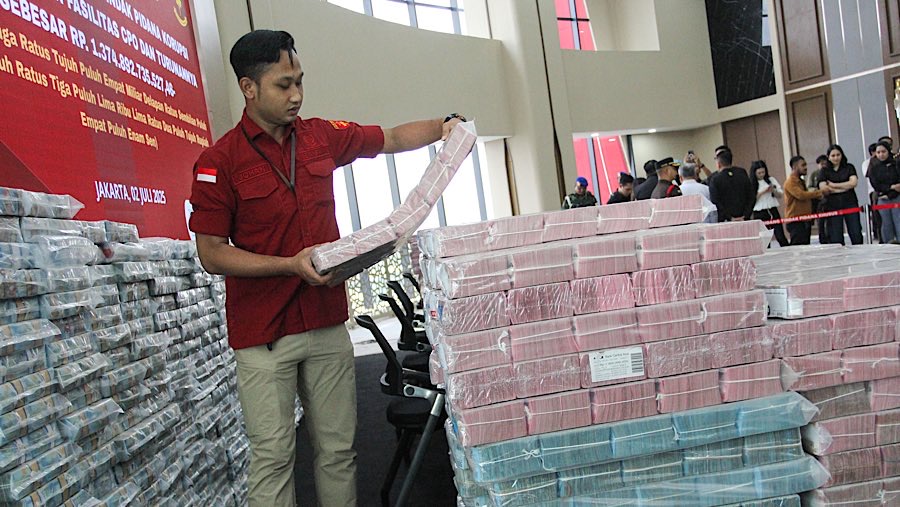 Dalam kasus ini, 7 perusahaan dari Musim Mas Grup dan 5 perusahaan dari Permata Hijau Grup telah tersangka. (Bloomberg Technoz/Andrean Kristianto)