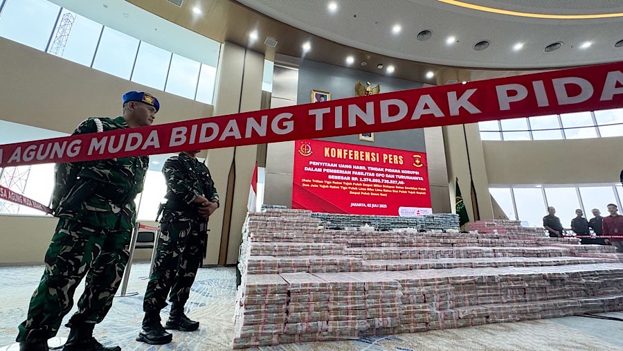 Personil TNi berjaga dekat barang bukti tindak pidana korupsi pemberian fasilitas CPO di Kejagung, Rabu (2/7/2025). (Bloomberg Technoz/Andrean K)