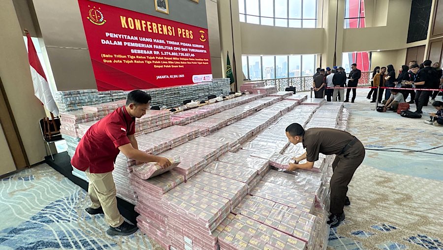 Uang tersebut seluruhnya berada dalam rekening penampungan lainnya yaitu LPL Jaksa Agung Muda Tindak Pidana Khusus, pada bank BRI.