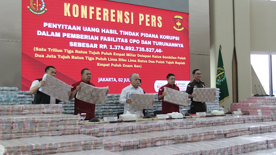 Kejaksaan Agung menyita uang sebesar Rp1.374.892.735.527,46 terkait kasus dugaan korupsi pemberian fasilitas ekspor crude palm oil (CPO).