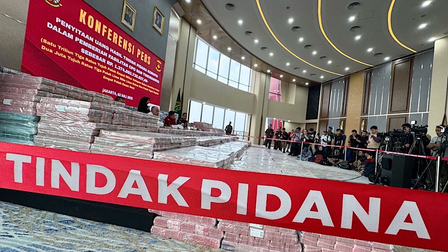 Konfrensi pers penyitaan uang hasil tindak pidana korupsi pemberian fasilitas CPO di Kejagung, Rabu (2/7/2025). (Bloomberg Technoz/Andrean Kristianto)