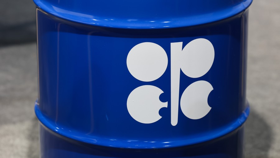 Drum minyak dengan logo OPEC./Bloomberg-Andrey Rudakov