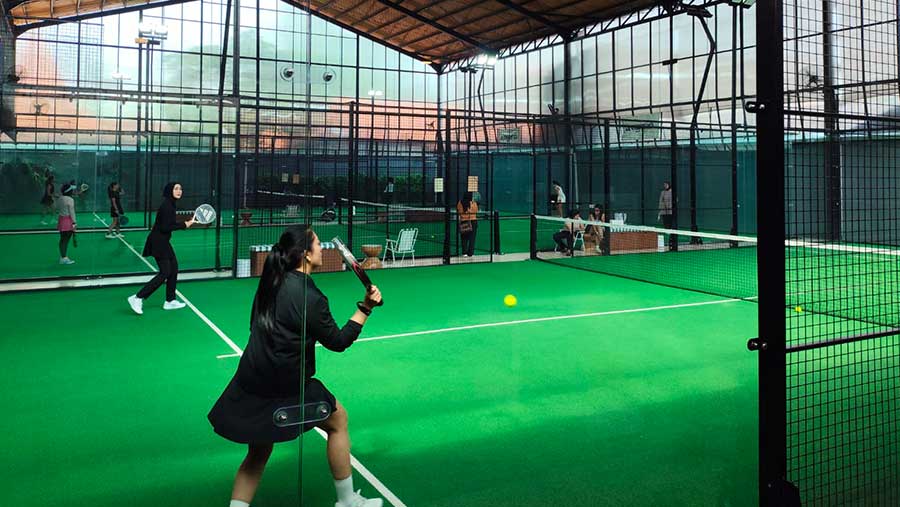 Regina Djuanda saat bermain olahraga padel bersama teman-temannya di The Good Padel Club, Cilandak, Kamis (03/07). (Bloomberg Technoz/Farid Nurhakim)