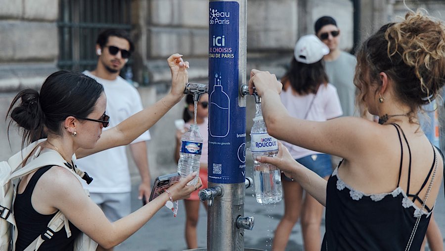 Cuaca panas meningkatkan permintaan energi untuk pendingin udara, dan juga mengancam pembangkitan nuklir. (Cyril Marcilhacy/Bloomberg)