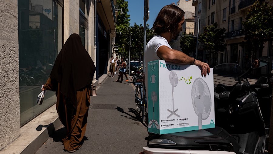 Otoritas kesehatan di Prancis dan Jerman telah mengeluarkan peringatan merah akibat sistem tekanan tinggi yang menetap. (Jeremy Suyker/Bloomberg)