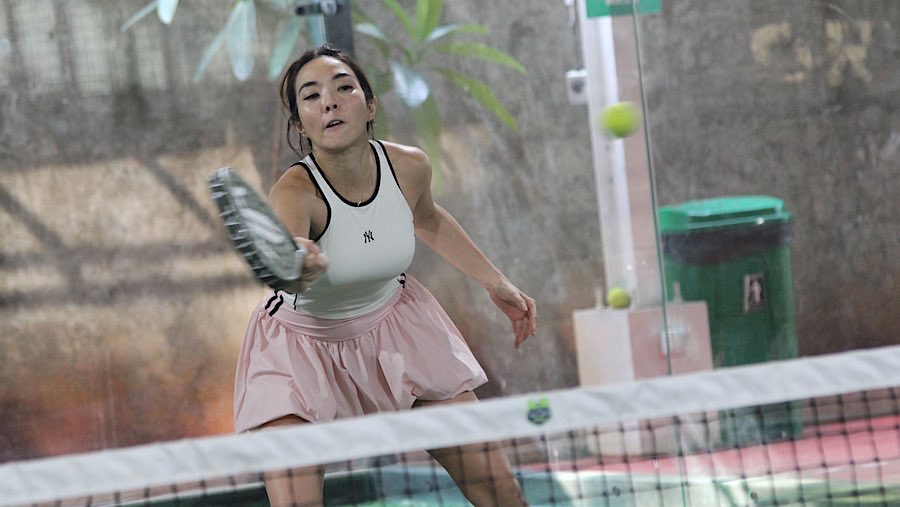Gisella Anastasia bermain padel di Padel Arena Jakarta, Kamis (3/7/2025). (Bloomberg Technoz/Andrean Kristianto
