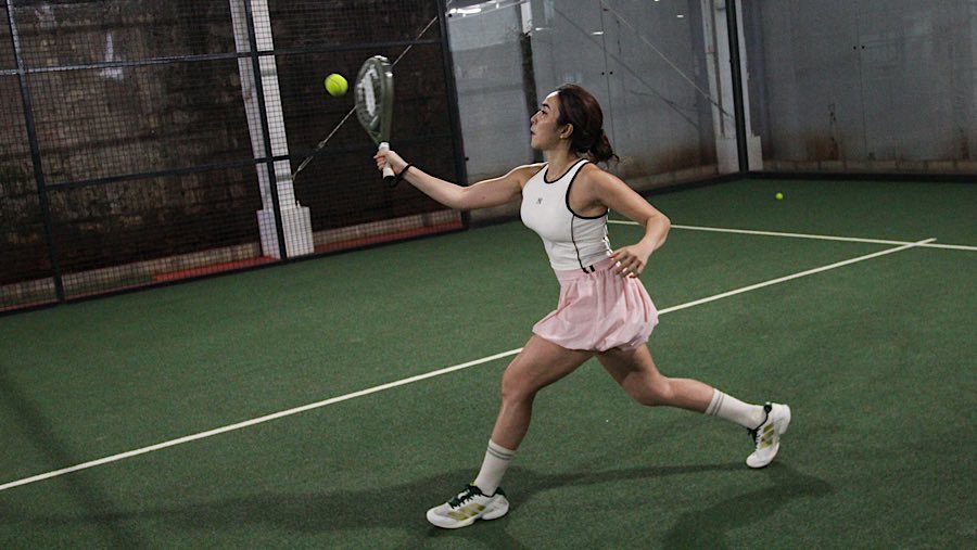 Gisella Anastasia berlatih padel di Padel Arena Jakarta, Kamis (3/7/2025). (Bloomberg Technoz/Andrean Kristianto