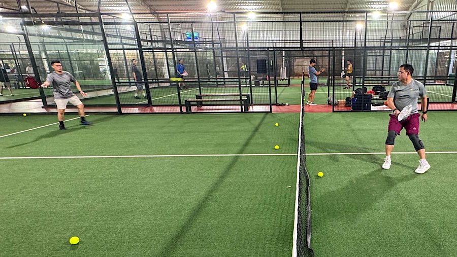 Saat ini tingkat okupansi penyewaan lapangan padel sangat tinggi, beberapa pemain harus booking 3 bulan sebelumnya. (Bloomberg Technoz/Andrean K)
