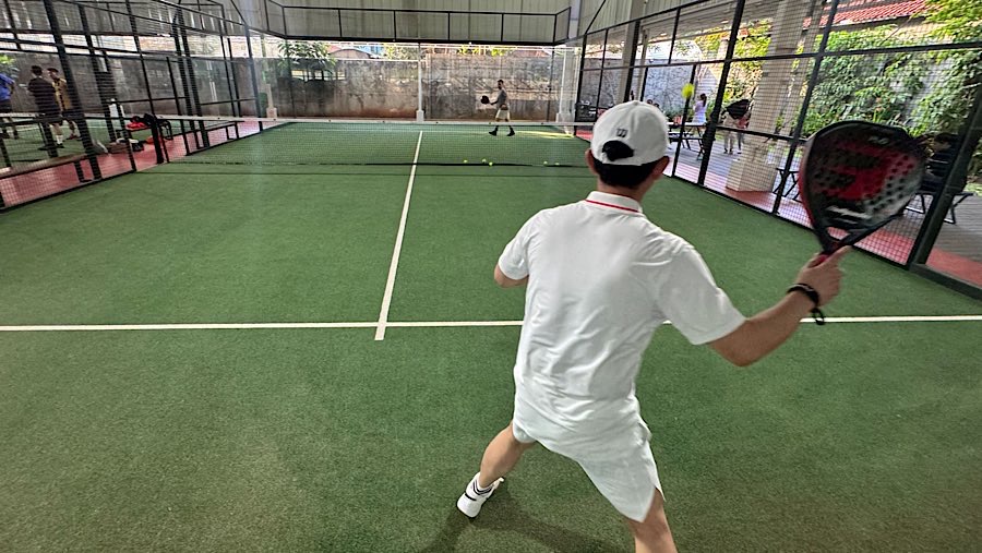 Pemprov DKI Jakarta menetapkan olahraga padel sebagai salah satu objek pajak barang dan jasa tertentu. (Bloomberg Technoz/Andrean Kristianto)