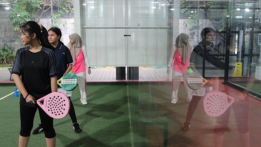 Nantinya para pemain padel yang menyewa lapangan akan dikenakan pajak sebesar 10%. (Bloomberg Technoz/Andrean Kristianto)