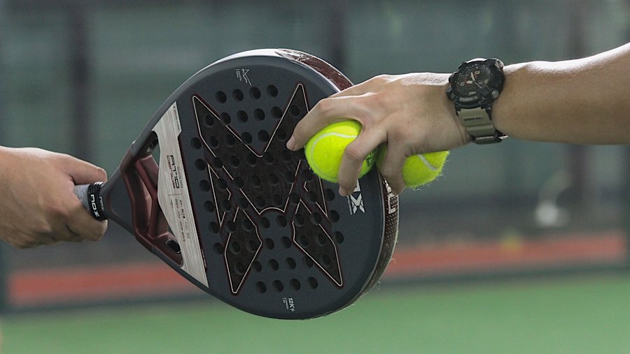 Warga bermain padel di Padel Arena Jakarta, Kamis (3/7/2025). (Bloomberg Technoz/Andrean Kristianto)