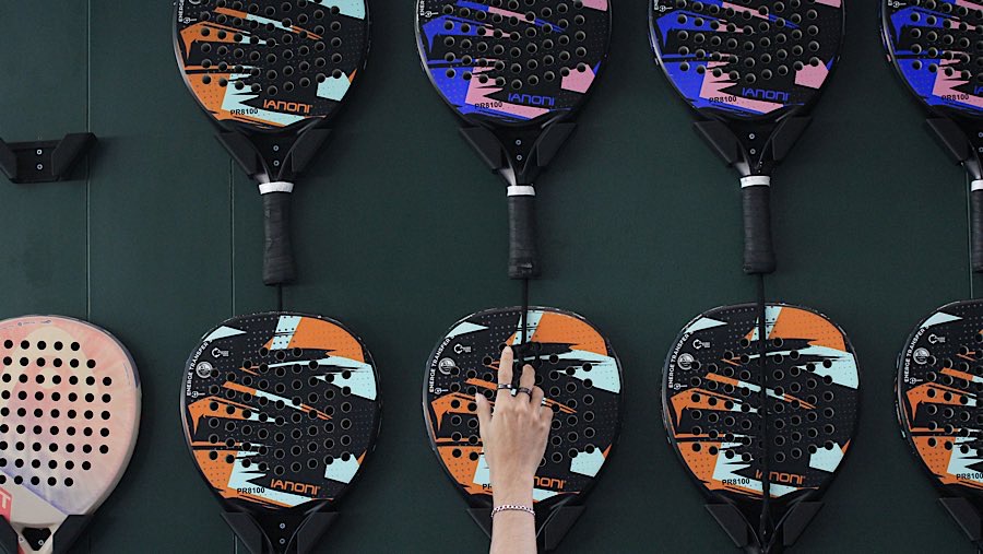 Untuk harga sewa raket padel di Padel Arena Jakarta dibanderol seharga Rp30.000. (Bloomberg Technoz/Andrean Kristianto)