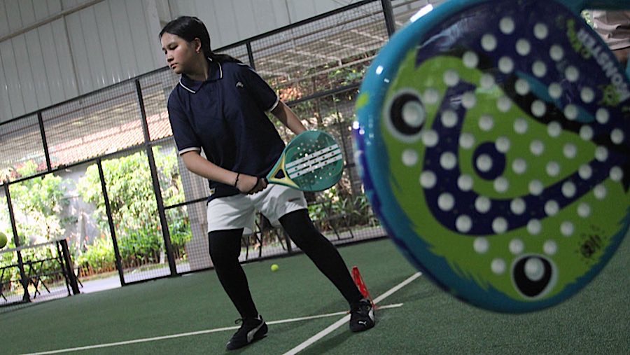 Warga berlatih padel di Padel Arena Jakarta, Kamis (3/7/2025). (Bloomberg Technoz/Andrean Kristianto)