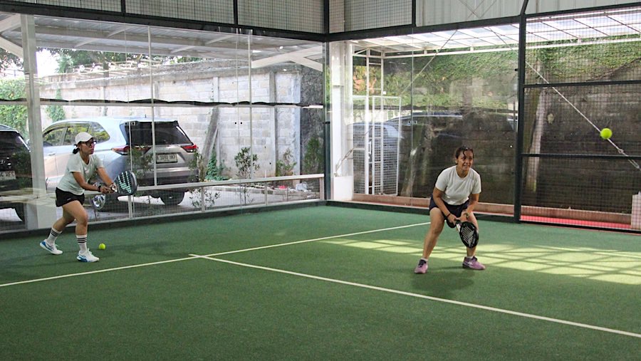 Warga bermain padel di Padel Arena Jakarta, Kamis (3/7/2025). (Bloomberg Technoz/Andrean Kristianto)
