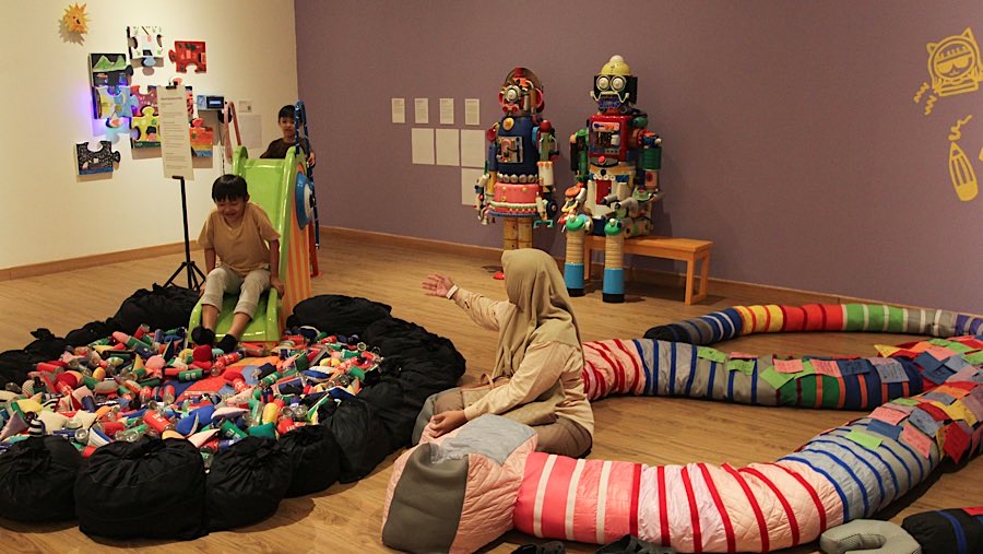 Pengujung bermain di karya isntalasi pameran Kids Biennale Indonesia 2025 di Galeri Nasional, Jumat (4/72025). (Bloomberg Technoz/Andrean Kristianto)
