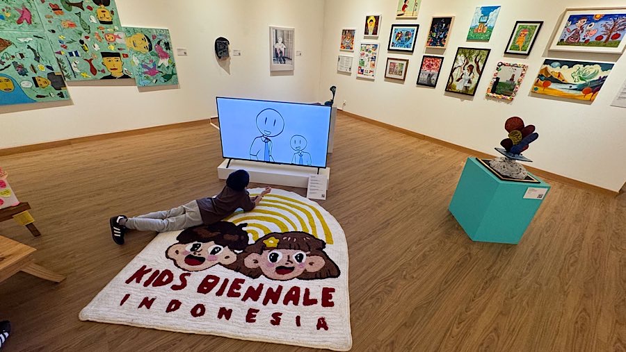 Pameran seni lintas disiplin bertajuk ‘Tumbuh Tanpa Takut’ digelar sebagai bagian dari Kids Biennale Indonesia. (Bloomberg Technoz/Andrean Kristianto)