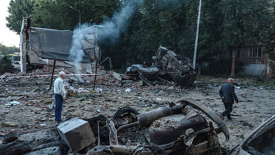 Warga Kyiv didesak untuk tetap di dalam rumah karena tingkat polusi dari asap yang disebabkan oleh serangan. (Andrew Kravchenko/Bloomberg)