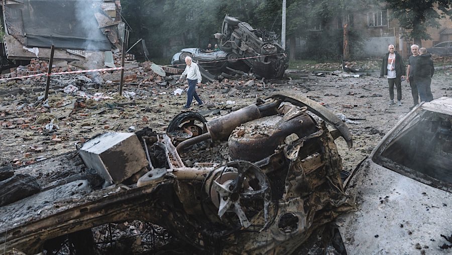 Warga memeriksa kerusakan setelah serangan udara Rusia di permukiman Kyiv, Ukraina, Jumat (4/7/2025). (Andrew Kravchenko/Bloomberg)
