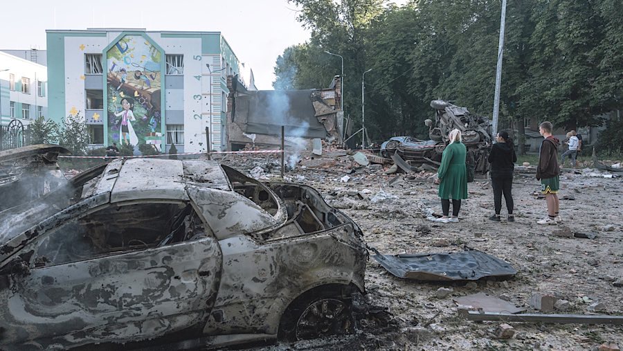 Warga memeriksa kerusakan setelah serangan udara Rusia di permukiman Kyiv, Ukraina, Jumat (4/7/2025). (Andrew Kravchenko/Bloomberg)
