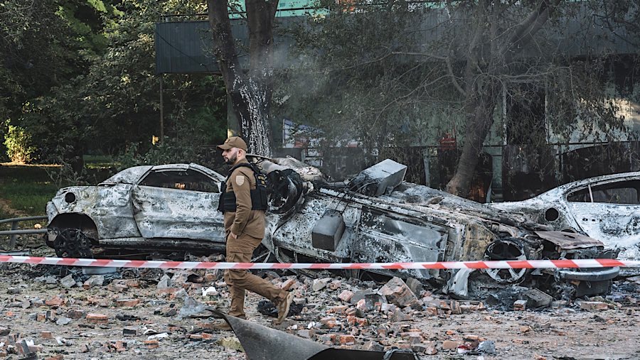 Polisi di lokasi serangan udara Rusia terhadap bangunan tempat tinggal di Kyiv, Ukraina, Jumat (4/7/2025). (Andrew Kravchenko/Bloomberg)
