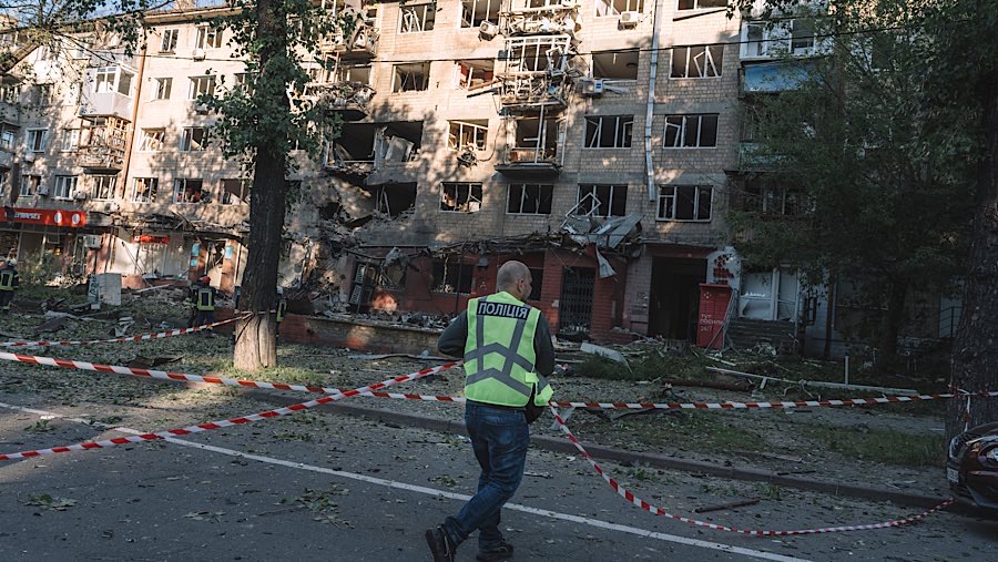 Sebuah blok apartemen yang rusak setelah serangan udara Rusia di Kyiv, Ukraina, Jumat (4/7/2025). (Andrew Kravchenko/Bloomberg)