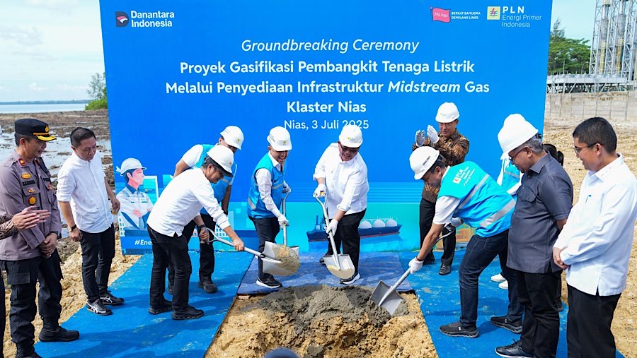 Peletakan batu pertama pada Proyek Gasifikasi Pembangkit Tenaga Listrik di Pembangkit Listrik Tenaga Mesin Gas (PLTMG) Nias pada Kamis (3/7). (dok.PLN