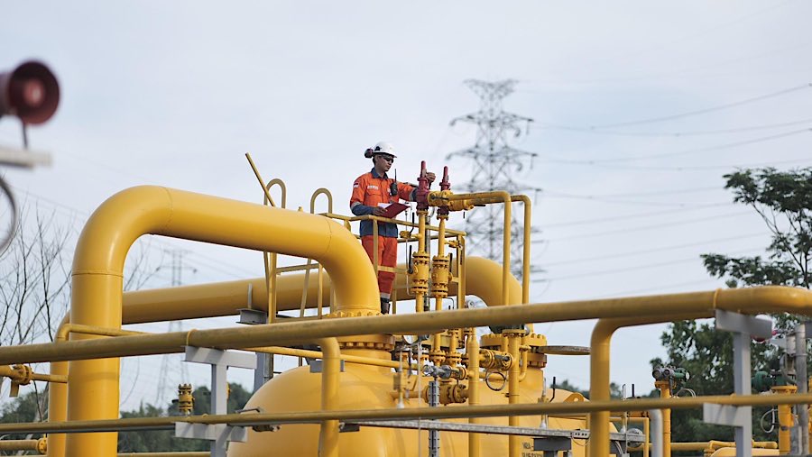 Petugas PLN sedang melakukan inspeksi rutin pada sistem instalasi gas. (dok. PLN)
